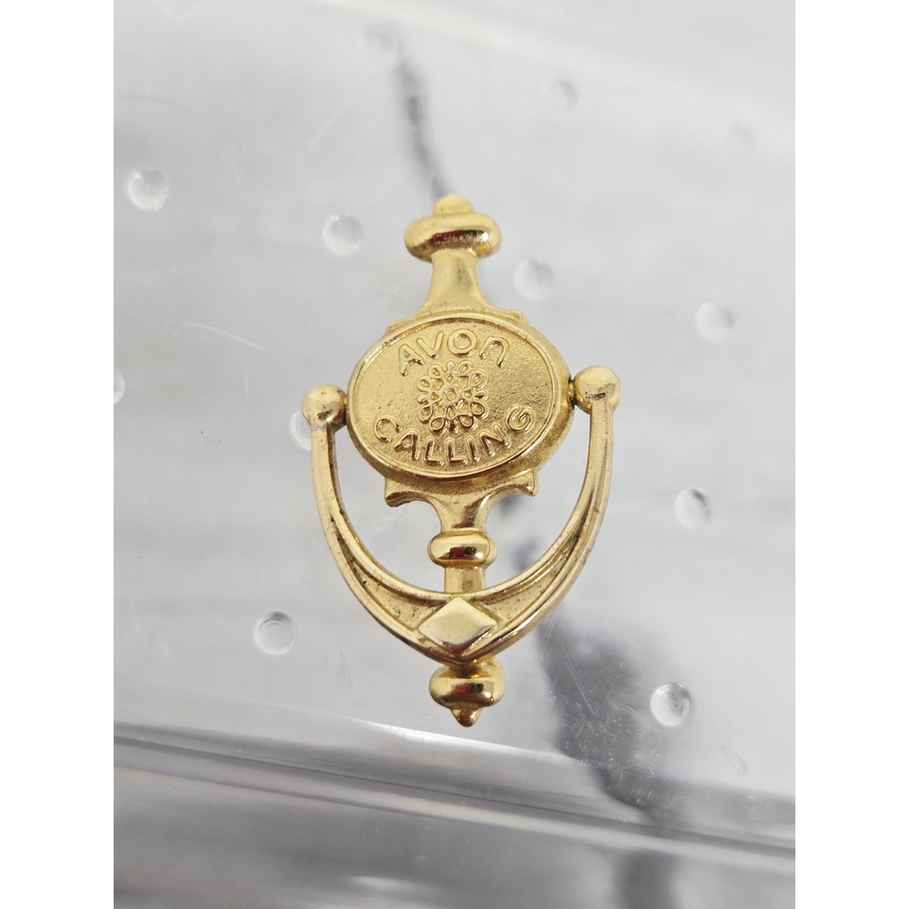 Vtg AVON Calling Door Knocker Service PIN Gold Tone Lapel PIN - Picture 3 of 4